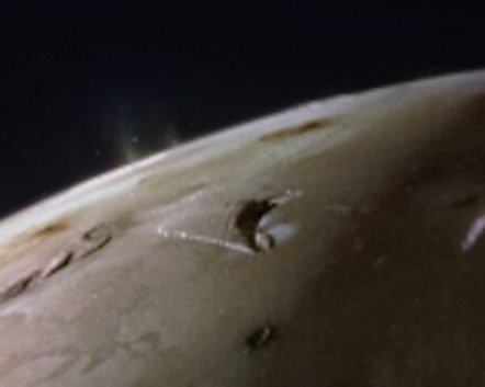 Зонд NASA сфотографировал момент извержения вулкана на спутнике Юпитера