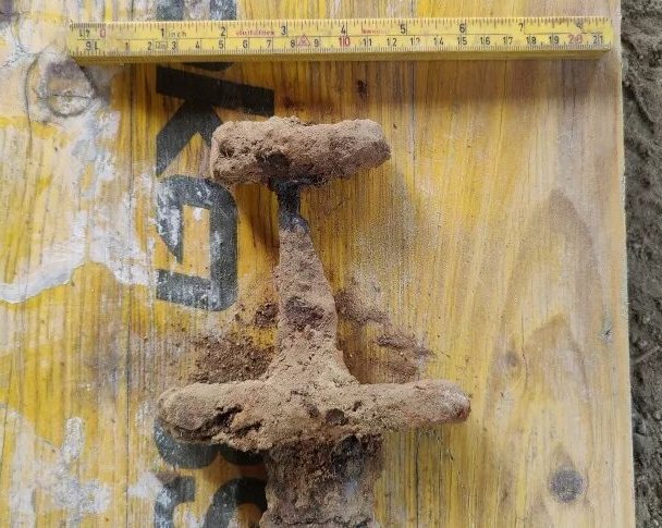 Норвежец случайно нашёл на заднем дворе 1100-летний меч викинга